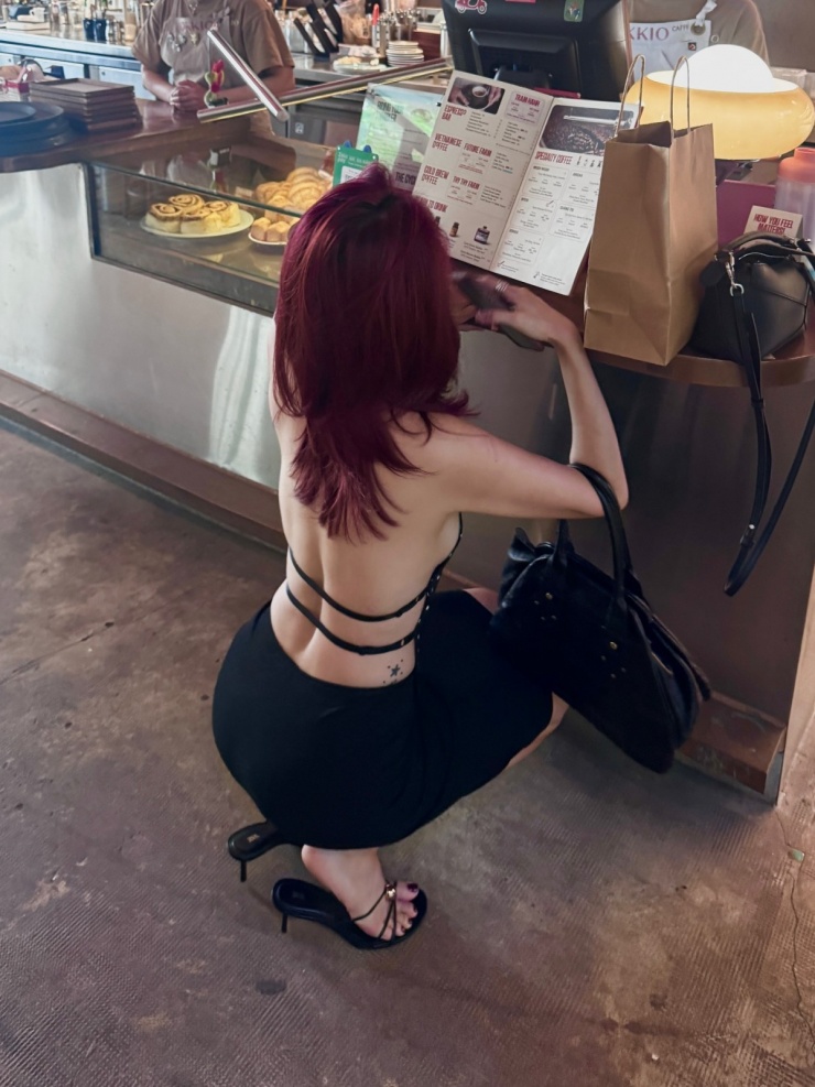 Tóc Tiên khoe lưng trần táo bạo khi đi du lịch cùng bạn bè.