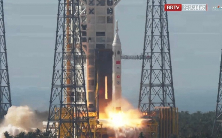 Tàu vũ trụ Mộng Châu cùng tên lửa Trường Chinh-10 rời bệ phóng ngày 11/2. (Ảnh: Weibo)