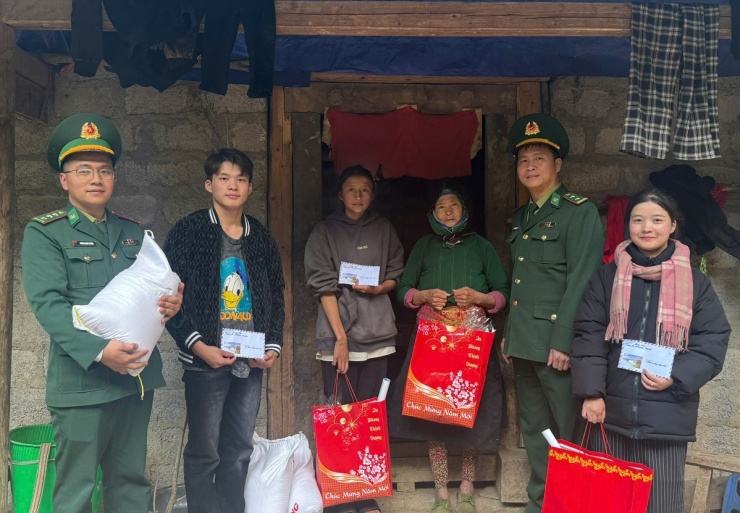 Bộ đội biên phòng Lũng Cú đưa con nuôi về gia đình ăn Tết. Video: BTL Biên phòng