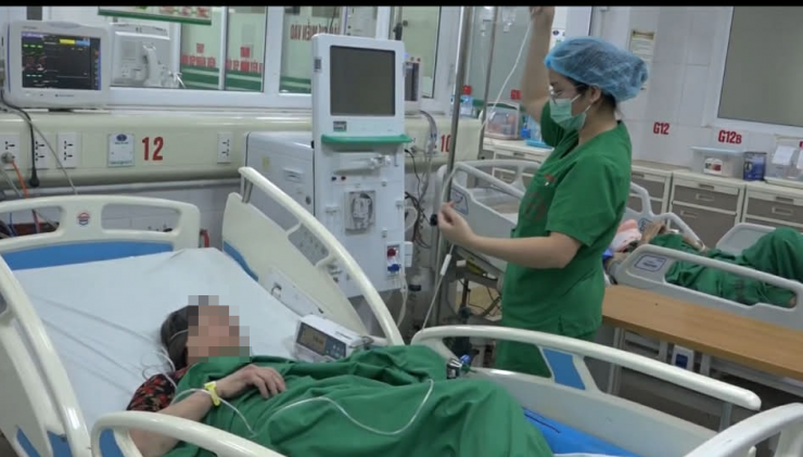 Các nhân viên y tế Khoa Cấp cứu làm việc dồn dập, không nghĩ tới nghỉ Tết. Ảnh: P.Thúy.