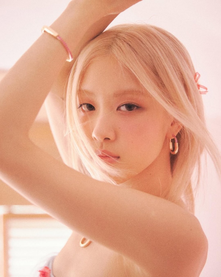 Đầu năm nay, Rosé được tạp chí TC Candler bình chọn là gương mặt đẹp nhất thế giới 2025. Tiêu chí bình chọn dựa trên các yếu tố xinh đẹp, quyến rũ, thanh lịch, tự nhiên, sự độc đáo, triển vọng. Trước đây, cô nhiều lần có tên trong danh sách mỹ nhân của trang phê bình này.