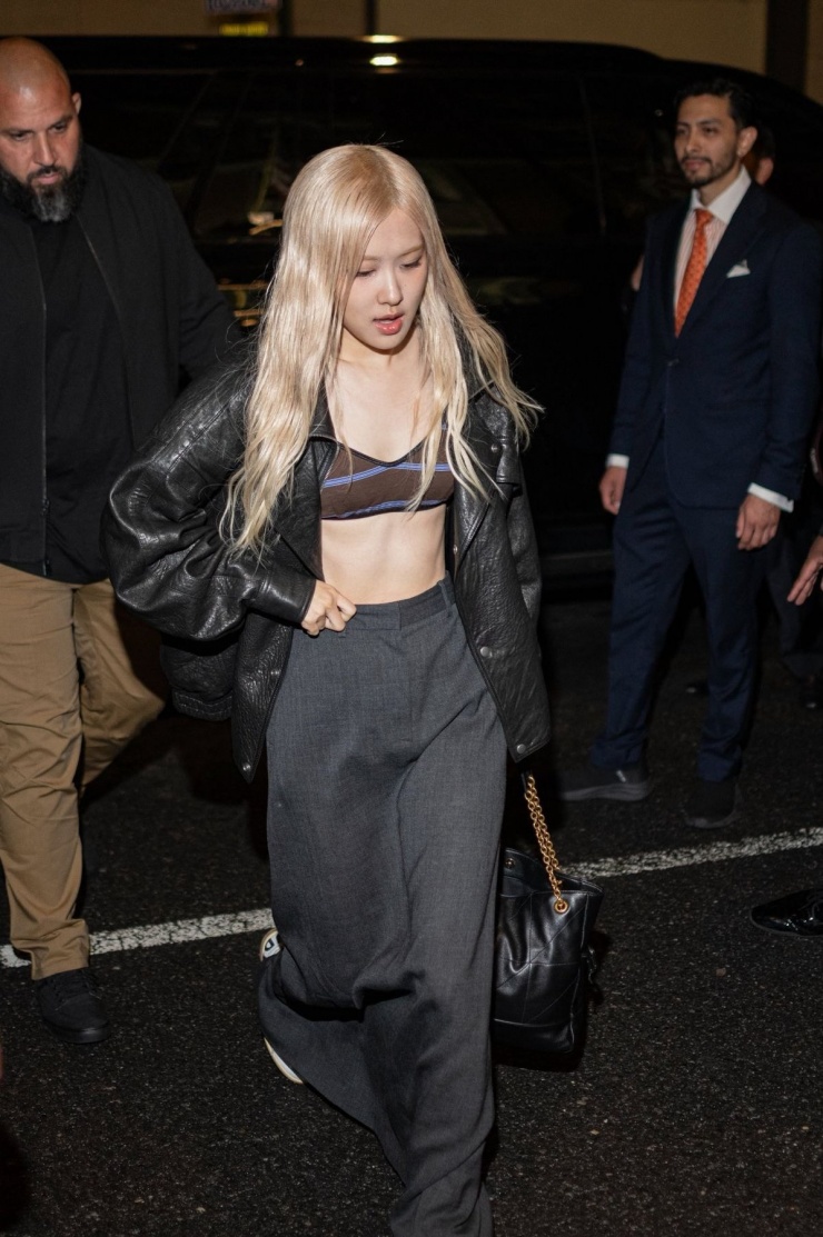 Bộ cánh dạo phố gồm bra top, chân váy công sở cạp cao, áo khoác da quá khổ giúp cô thể hiện vẻ gợi cảm và thanh lịch.