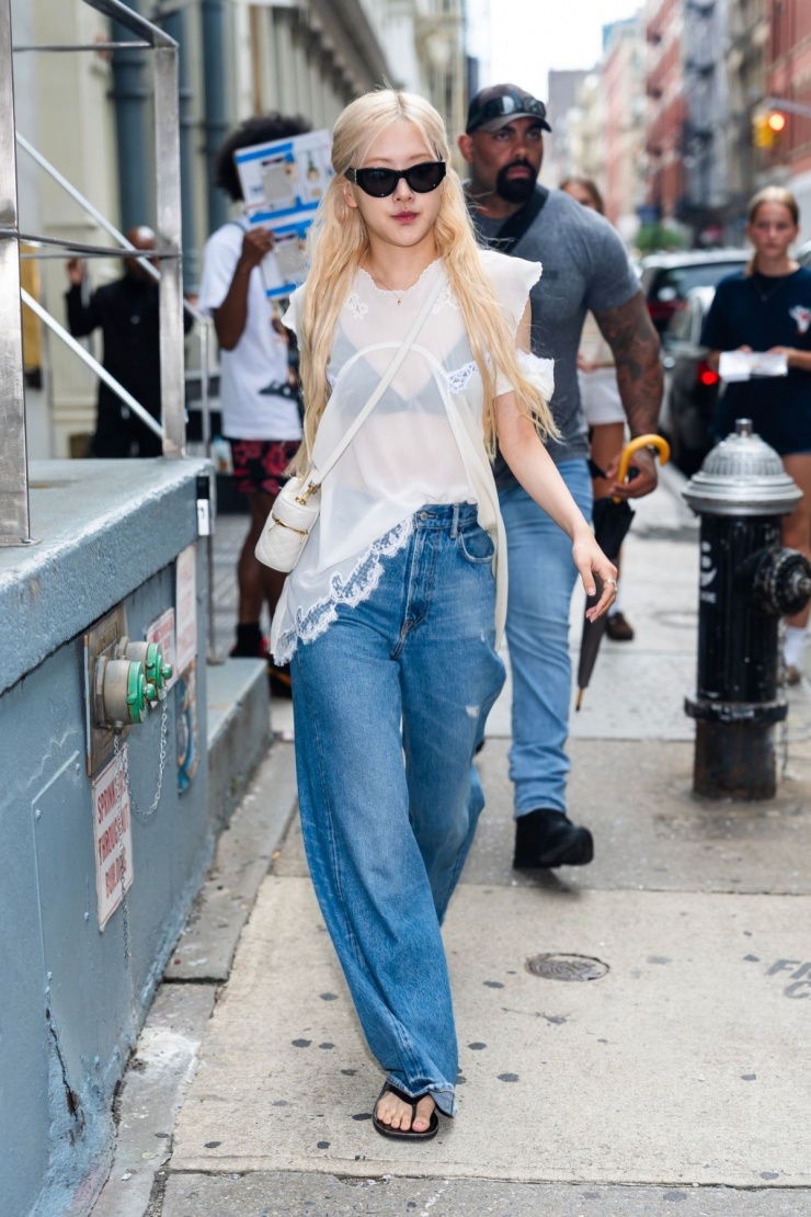 Thành viên nhóm Blackpink lăng xê kiểu áo xuyên thấu với mốt khoe nội y.