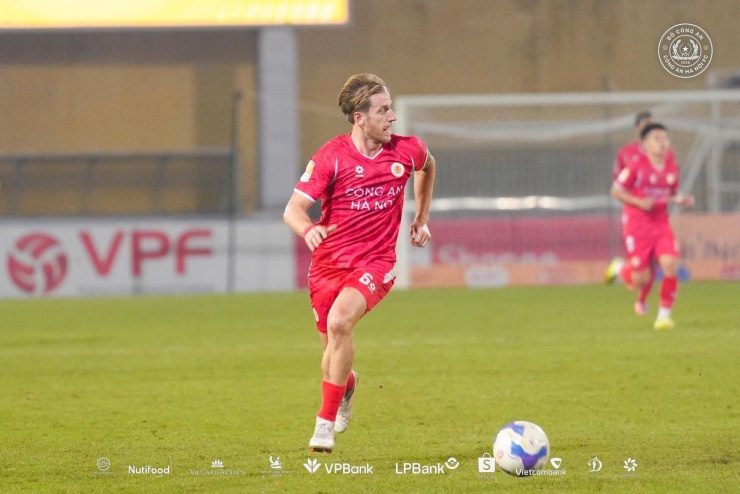 Mauk đã nhận đủ 3 thẻ vàng nhưng vẫn ra sân