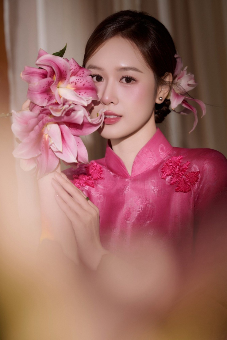 Bà xã Anh Đức nổi bật với áo dài truyền thống sắc hồng - 1