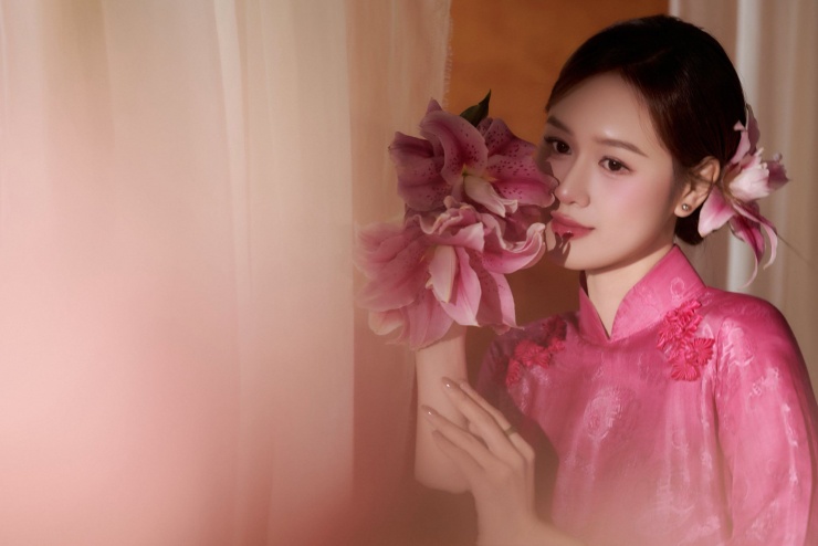 Bà xã Anh Đức nổi bật với áo dài truyền thống sắc hồng - 4