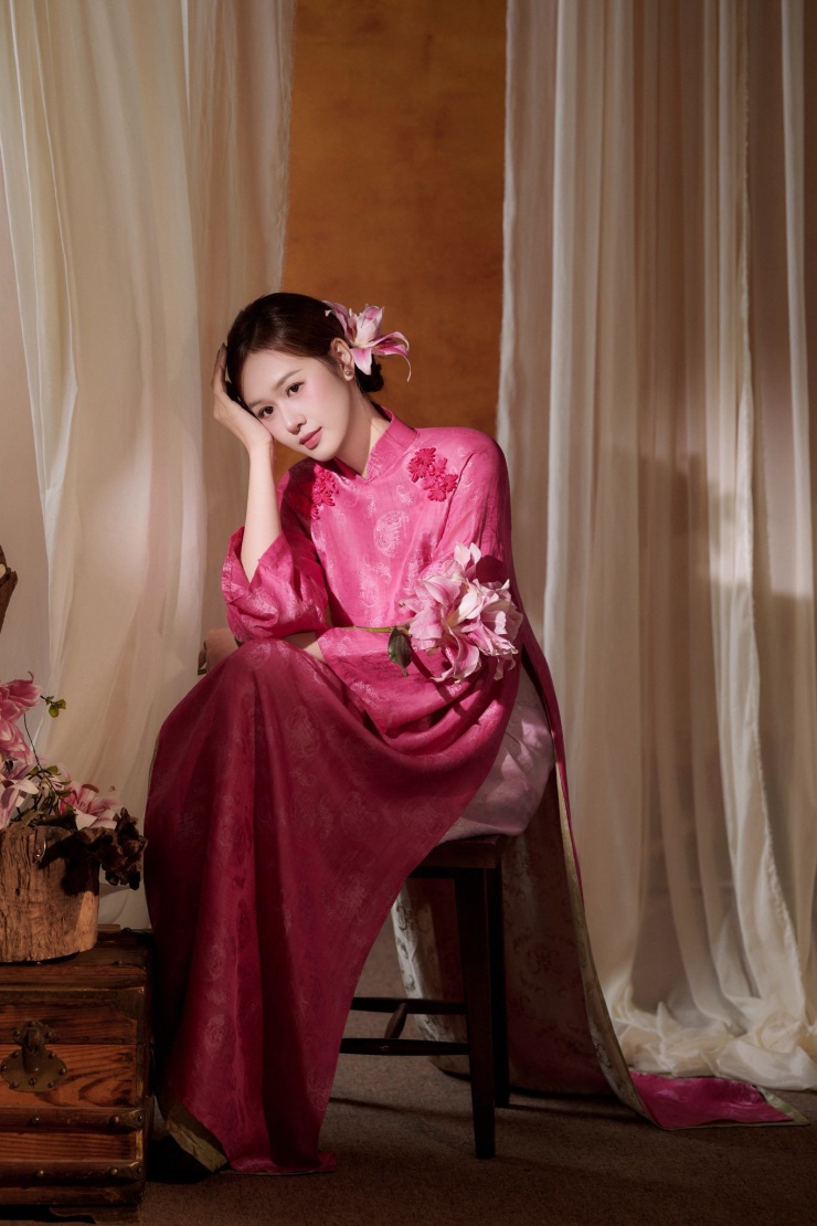 Bà xã Anh Đức nổi bật với áo dài truyền thống sắc hồng - 5