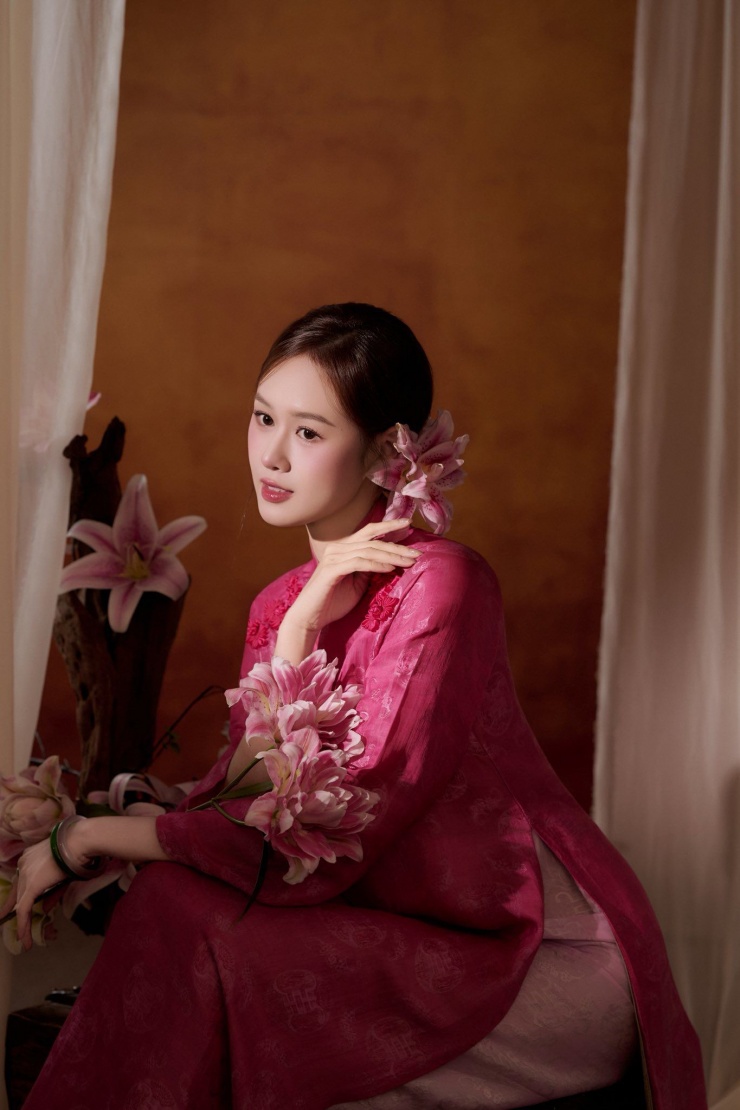 Bà xã Anh Đức nổi bật với áo dài truyền thống sắc hồng - 7