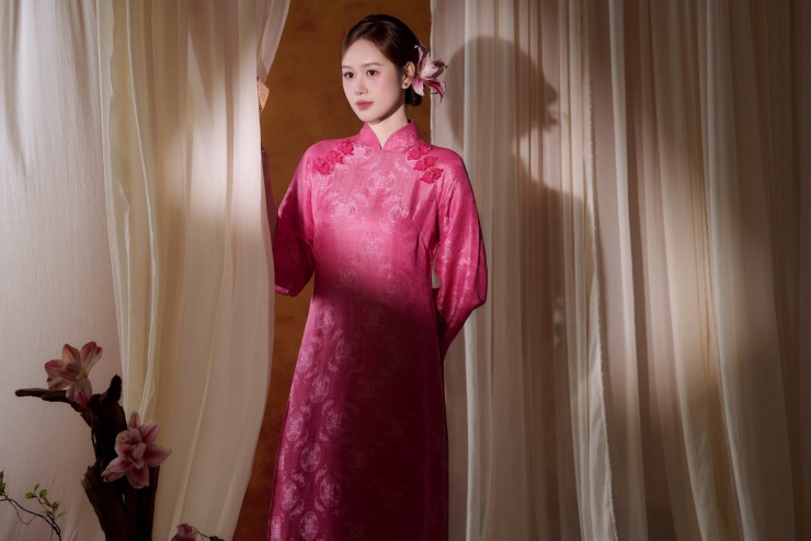 Bà xã Anh Đức nổi bật với áo dài truyền thống sắc hồng - 8