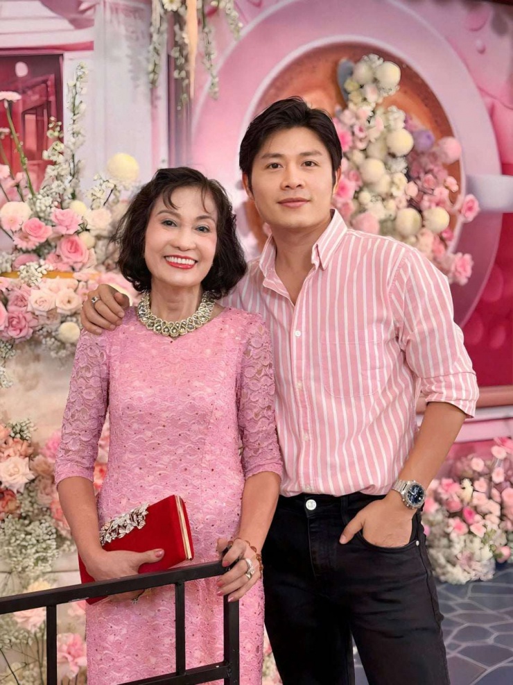 Nguyễn Văn Chung yêu quý mẹ hơn mọi thứ trên đời. Ảnh: FBNV