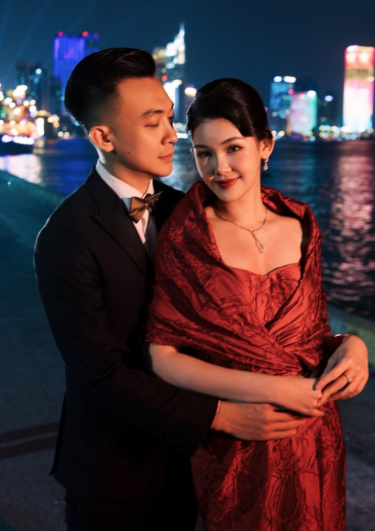 Tranh thủ con trai Tino về quê, vợ chồng Ngân Anh rủ nhau đi dạo, ngắm cảnh TP HCM lung linh vào buổi đêm.