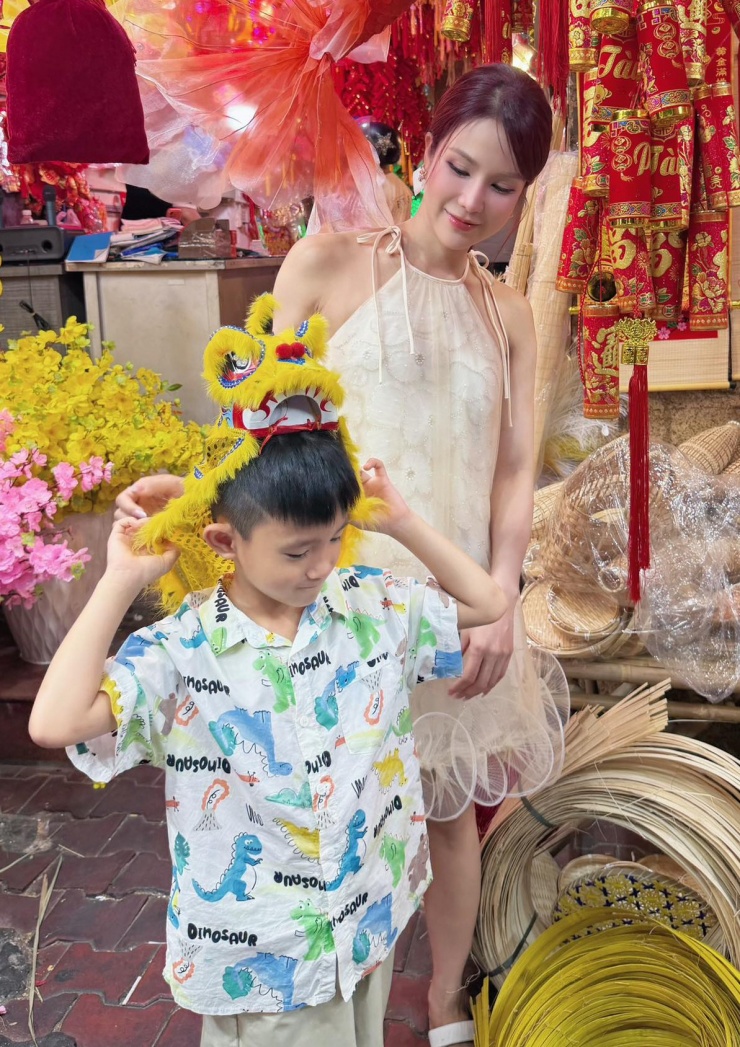 Diệp Lâm Anh nói ngày Valentine cô vui vì được sum họp con trai, đưa bé đi chơi.