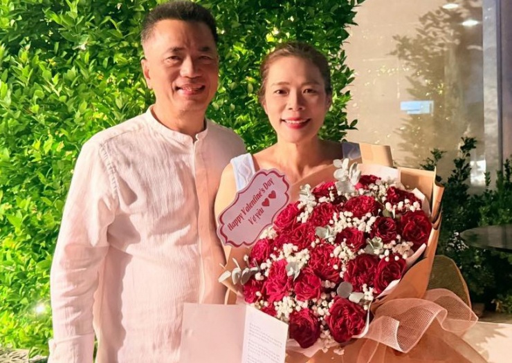 Ca sĩ Mỹ Lệ được ông xã doanh nhân tặng bó hoa to hôm 14/2.