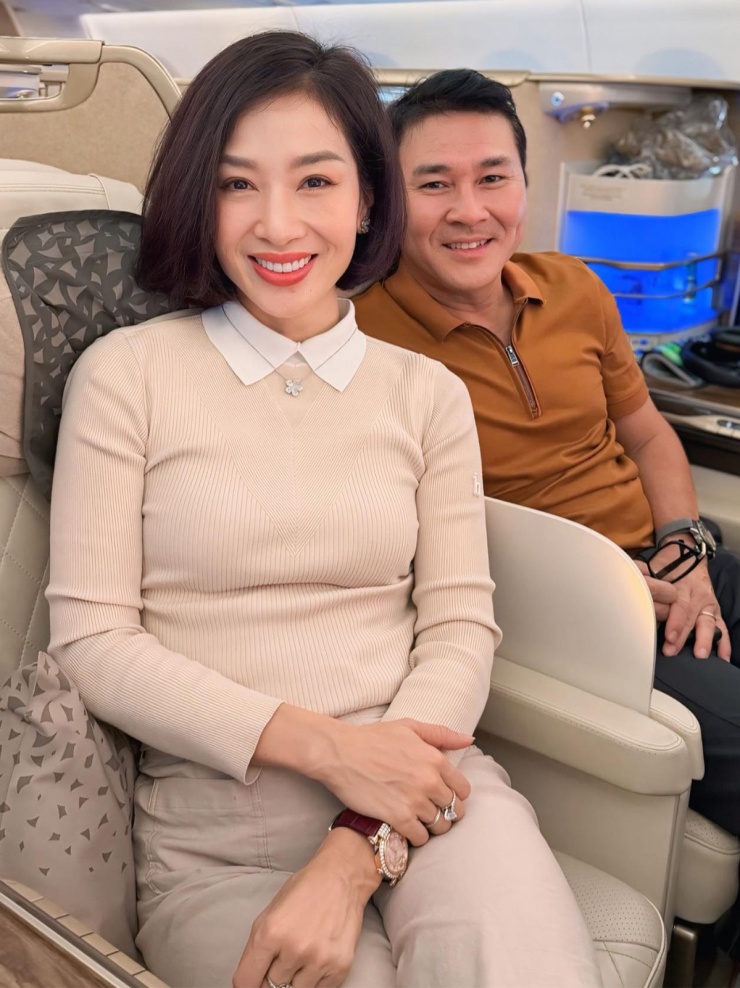 Á hậu Quý bà Thu Hương cũng kỷ niệm hơn hai thập kỷ bên chồng đại gia. Cô nói nhờ đồng điệu nhiều điều nên đến giờ hai vợ chồng vẫn 'chưa chán nhau'.