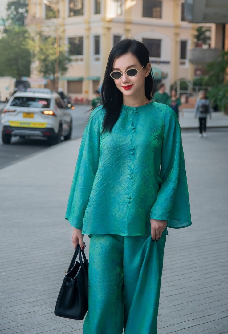 MC Quỳnh Chi hóa 'Cô Ba Sài Gòn', xuống phố với đồ bà ba, túi xách hàng hiệu.