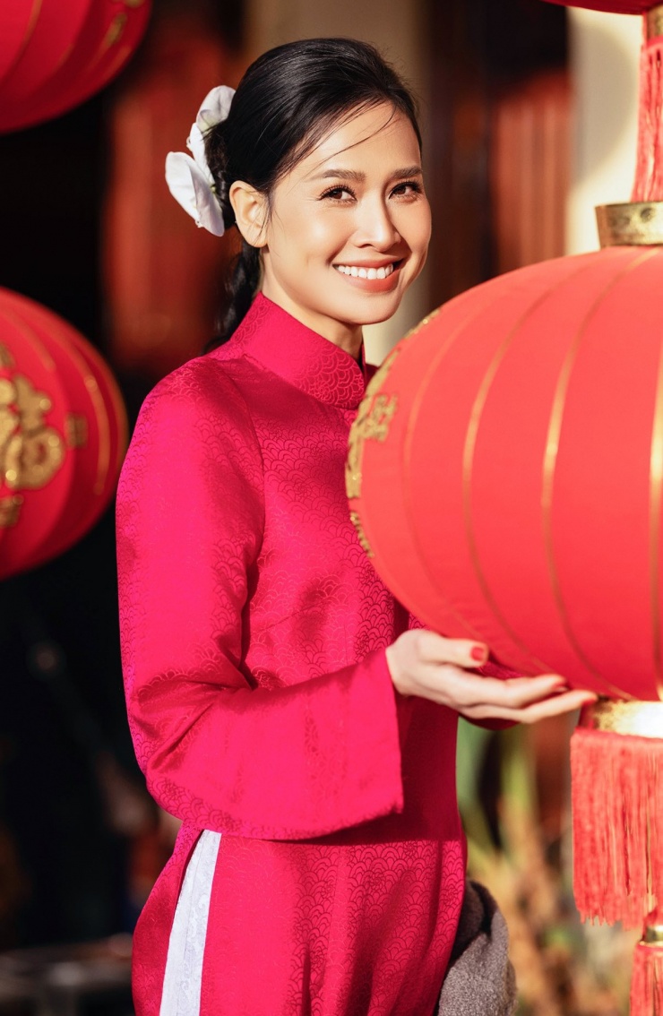 Hoa hậu Dương Mỹ Linh rạng rỡ diện áo dài chụp ảnh Tết ở Mỹ.