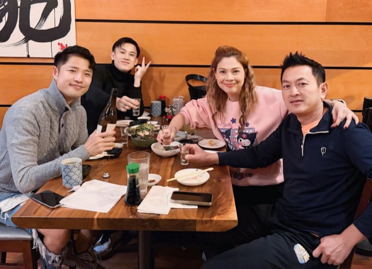 Vợ chồng Thanh Thảo tranh thủ hẹn hò ăn tất niên cùng Dương Triệu Vũ và diễn viên Hồ Vĩnh Anh trước khi lại tất bật chạy show mùa Tết.