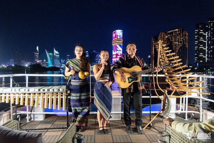 Khách quốc tế lần đầu đón Tết Việt, nghe cồng chiêng trên du thuyền sông Sài Gòn - 1