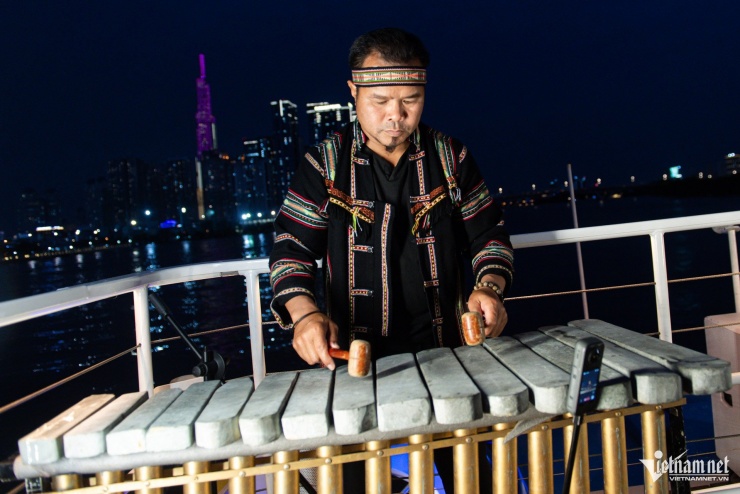 Khách quốc tế lần đầu đón Tết Việt, nghe cồng chiêng trên du thuyền sông Sài Gòn - 3