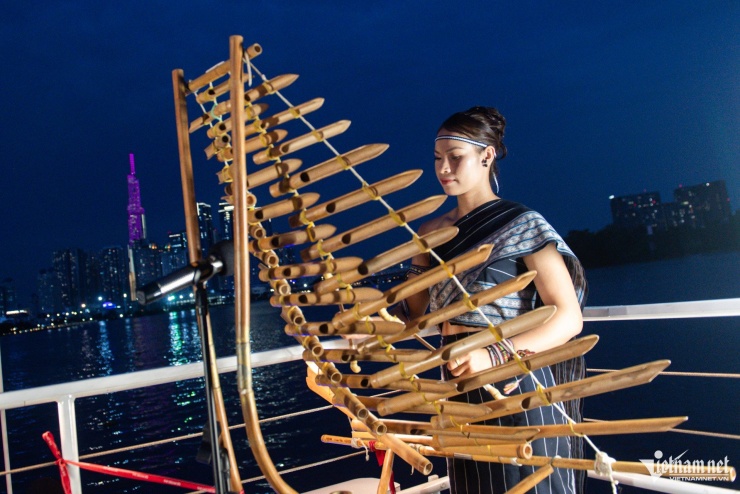 Khách quốc tế lần đầu đón Tết Việt, nghe cồng chiêng trên du thuyền sông Sài Gòn - 5