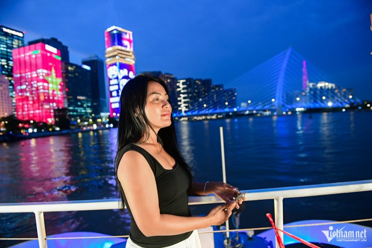 Khách quốc tế lần đầu đón Tết Việt, nghe cồng chiêng trên du thuyền sông Sài Gòn - 9