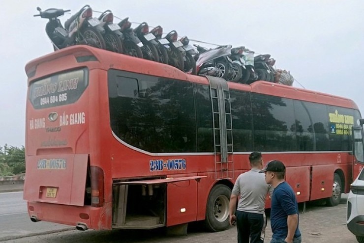 Ô tô 'cõng' hơn 10 xe máy lưu thông giữa quốc lộ dịp Tết