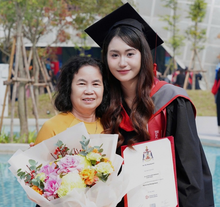 Phương Anh và mẹ trong ngày tốt nghiệp. Ảnh: NVCC