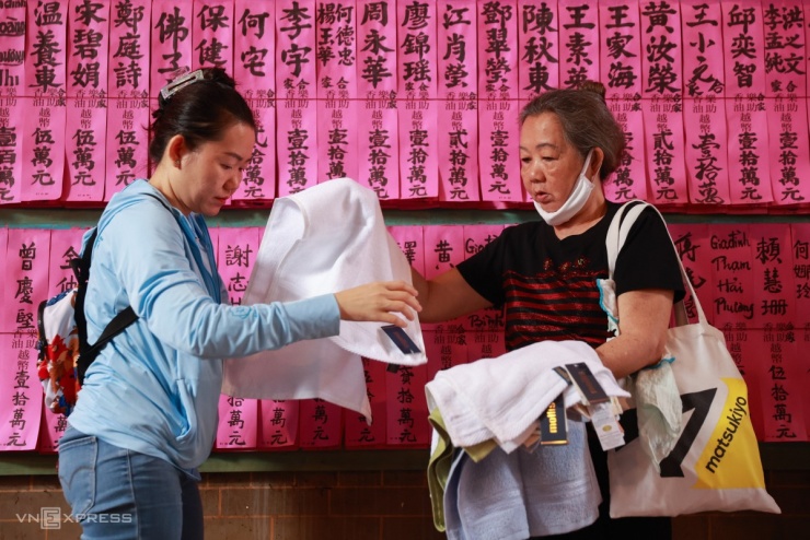 Xếp hàng cầm khăn chờ xin ấn chùa cổ người Hoa ở TP HCM - 5