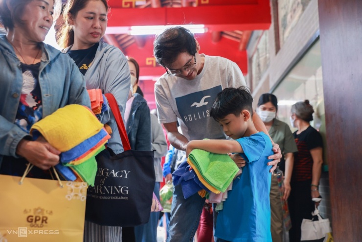 Xếp hàng cầm khăn chờ xin ấn chùa cổ người Hoa ở TP HCM - 4