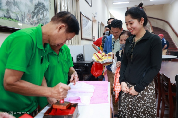 Xếp hàng cầm khăn chờ xin ấn chùa cổ người Hoa ở TP HCM - 8