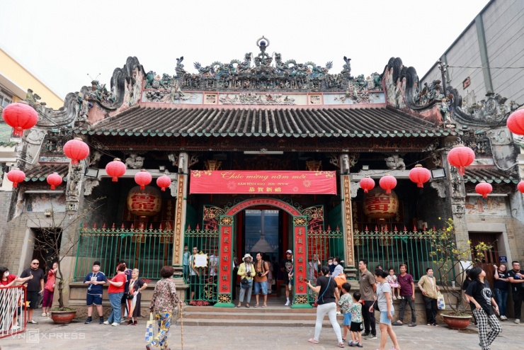 Người Hoa chờ xin ấn vào khăn. Video: Quỳnh Trần