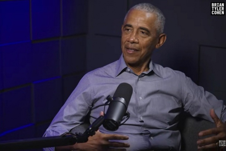 Ông Obama trong buổi phỏng vấn hôm 14/2. Ảnh: Brian Tyler Cohen/Youtube