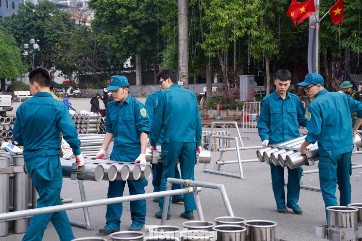 Lực lượng dân quân tự vệ được huy động tham gia làm nhiệm vụ vận chuyển, lắp ráp các thành phần bắn pháo hoa.