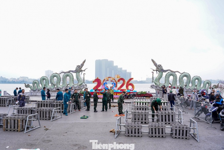 Không khí khẩn trương tại trận địa ven Hồ Tây. Các chiến sĩ đang chạy đua hoàn thiện những khâu lắp đặt cuối cùng.