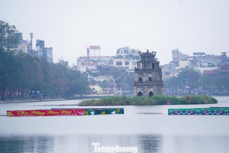 Khu vực giữa hồ dành riêng cho pháo hỏa thuật. Các chuyên gia đang đấu nối những công đoạn cuối cùng trên mặt nước.