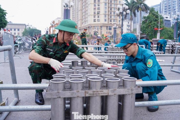 Các ống phóng được điều chỉnh vị trí, góc bắn phù hợp, bảo đảm đúng phương án kỹ thuật và các yêu cầu an toàn.