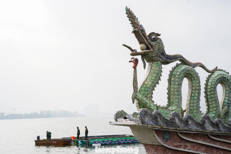 Các giàn phun hỏa thuật được bố trí phía sau biểu tượng hai con Rồng tại khu vực Hồ Tây.