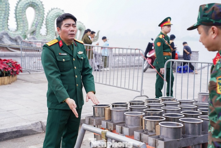 Điểm mới năm nay tại Hồ Tây là màn trình diễn hỏa thuật kết hợp. Chúng tôi đặt mục tiêu an toàn tuyệt đối lên hàng đầu", Thượng tá Nguyễn Đình Thắng - Chỉ huy trưởng Ban CHQS phường Tây Hồ nhấn mạnh. Trận địa này sở hữu quy mô lớn với 700 giàn tầm cao, 60 giàn tầm thấp và 30 giàn hỏa thuật.
