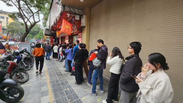 Nhu cầu mua vàng vẫn tăng cao vào những ngày cuối năm trên "phố vàng" Trần Nhân Tông. Ảnh: Thái Nguyễn