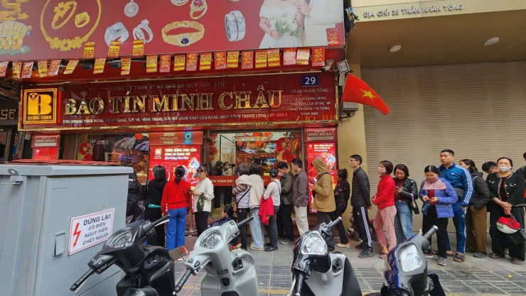 Người dân tranh thủ xếp hàng tại Bảo Tín Minh Châu trước khi cửa hàng đóng cửa nghỉ Tết Nguyên đán sau 12 giờ trưa hôm nay 15/2. Ảnh: Thái Nguyễn