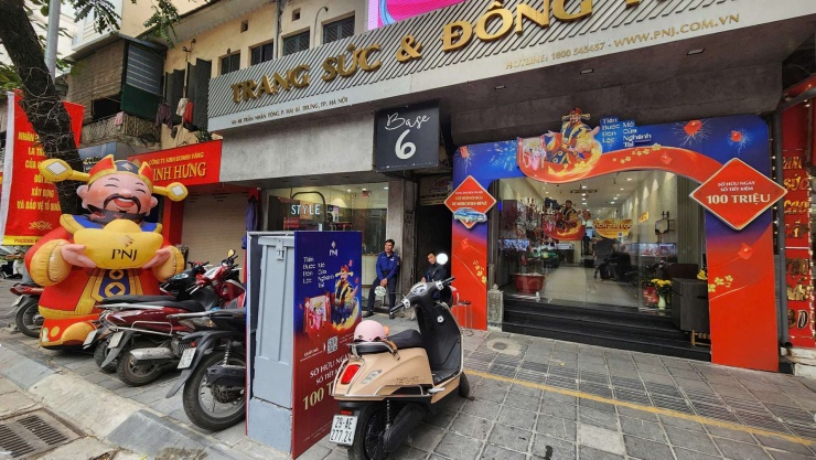 Một số cửa hàng trên phố Trần Nhân Tông cũng lên công tác chuẩn bị cho ngày vía Thần tài ngay sau nghỉ Tết. Ảnh: Thái Nguyễn 