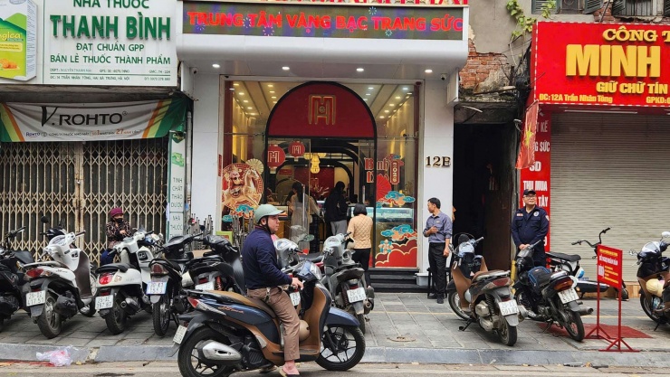 Cửa hàng Bảo Tín Mạnh Hải cũng mở cửa giao dịch đến 17 giờ ngày hôm nay, sau đó đóng cửa nghỉ Tết Nguyên đán. Ảnh: Thái Nguyễn