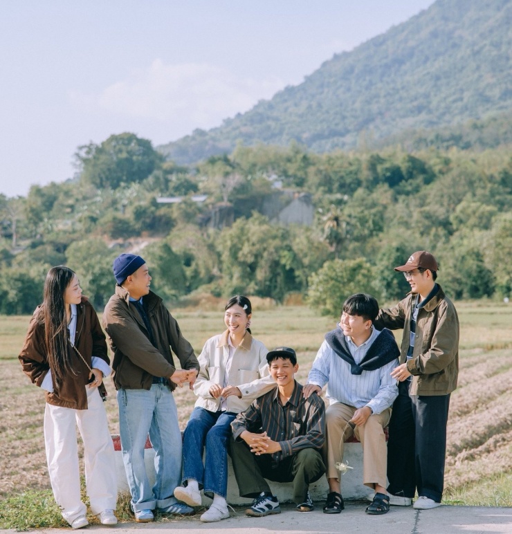 Các thành viên thực hiện bộ ảnh "Mùa Xuân nho nhỏ" tại An Giang.