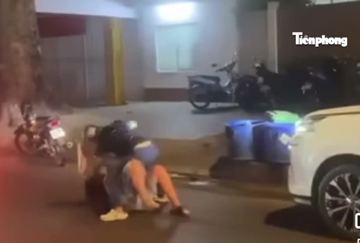 Hình ảnh hai người đàn ông vật lộn trên đường.