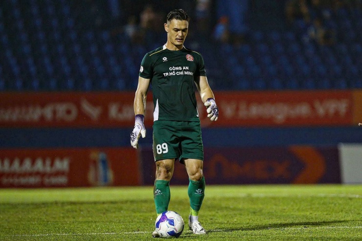 Tháng 9/2024, thủ môn Việt kiều Patrik Lê Giang chính thức trở thành cầu thủ của CLB TP.HCM (nay là CLB Công an TP.HCM). Ảnh: FBNV.