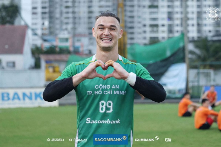 Mùa giải này, Lê Giang có 14 lần ra sân trên mọi đấu trường (thi đấu tổng cộng 1.260 phút), lọt lưới 17 bàn và có 5 lần giữ sạch lưới. Ảnh: CLB Công an TP.HCM.