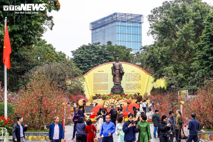 Những ngày giáp Tết Bính Ngọ 2026, khu vực quanh Hồ Hoàn Kiếm (phường Hoàn Kiếm, Hà Nội) trở thành điểm hẹn của người dân Thủ đô và du khách. Hàng trăm gốc đào, quất cảnh cùng nhiều loại hoa xuân được bố trí đồng loạt, tạo nên không gian rực rỡ ngay giữa trung tâm Hà Nội.