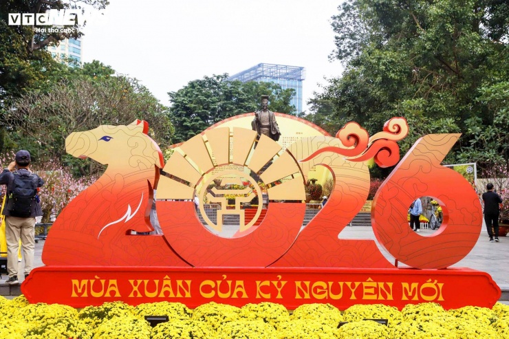 Điểm nhấn trung tâm là đại cảnh bộ chữ “2026” gắn với chủ đề “Mùa xuân của kỷ nguyên mới”. Thiết kế kết hợp giữa yếu tố truyền thống và hiện đại, đặt ở vị trí dễ quan sát nên thu hút đông người xếp hàng chụp ảnh.