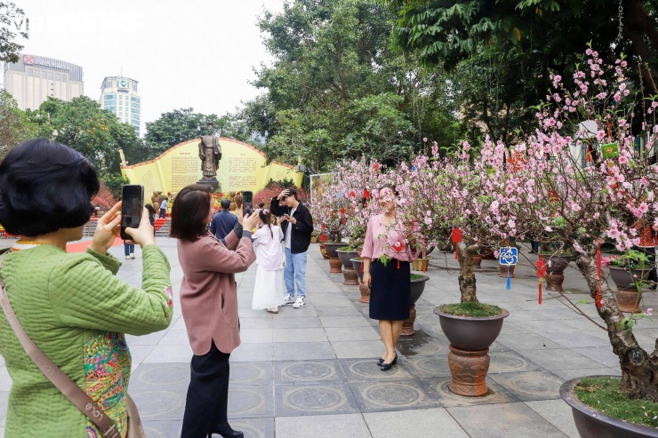 Phía trước khu vực Tượng đài vua Lý Thái Tổ, không gian được bố trí trang trọng. Hai linh long kết từ hoa tươi và trái cây được đặt cân đối hai bên, tạo điểm nhấn thị giác rõ nét. Bao quanh là đào, mai và quất cảnh sắp xếp hài hòa. Cách bài trí vừa đảm bảo tính thẩm mỹ, vừa giữ được sự tôn nghiêm của khu vực tượng đài.