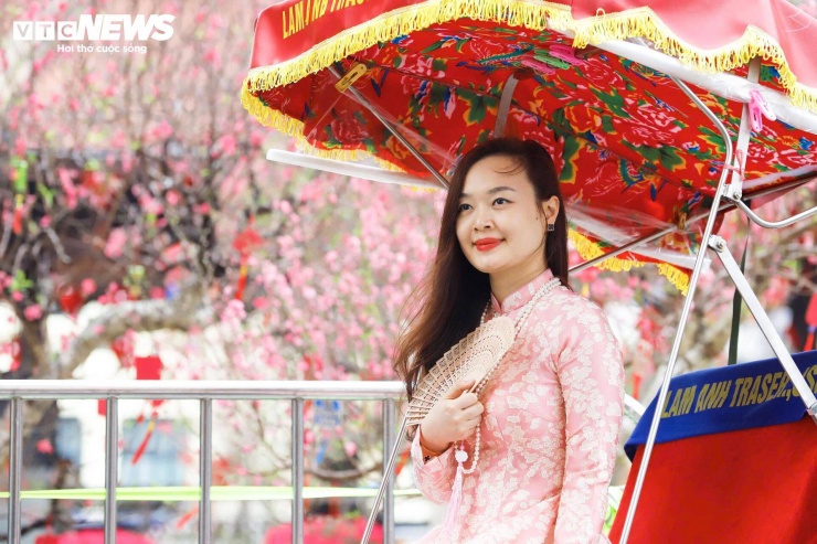 Theo chị Nguyễn Thùy Linh (28 tuổi, ở Đống Đa), đây là lần thứ hai chị chọn khu vực Hồ Gươm để chụp ảnh Tết. “Năm nay hoa được bố trí dày và đẹp hơn. Chỉ cần đi bộ một vòng là có rất nhiều góc chụp khác nhau. Tôi tranh thủ đi sớm để tránh đông nhưng vẫn thấy khá nhộn nhịp”, chị Linh chia sẻ.